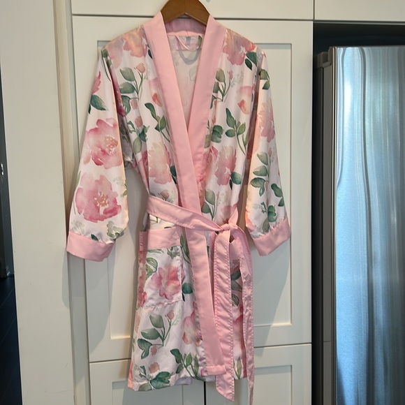HELLO GORGEOUS Floral Satin Robe Size S - Picture 4 of 12